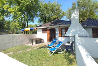 Bungalow Fitnessraum und Tennisplatz