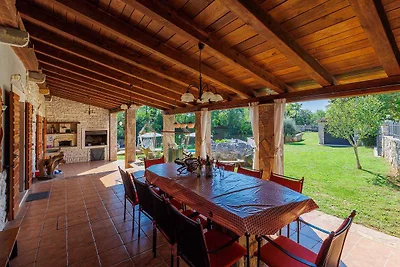 Villa mit Swimmingpool, Sauna und Innenpool