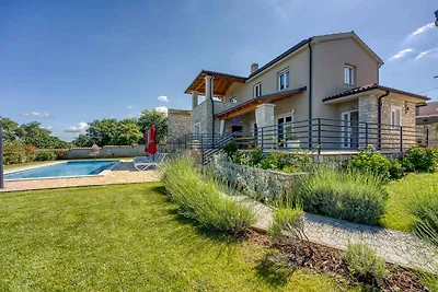 Villa mit Pool und Klimaanlage