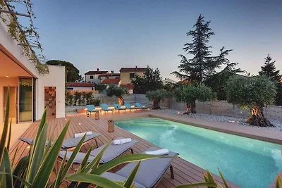 Villa mit Swimmingpool und Meerblick