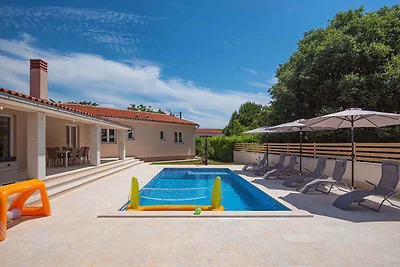 Villa mit Swimmingpool und grosser Terrasse