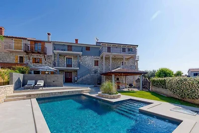 Ferienhaus mit Pool und Taverne für