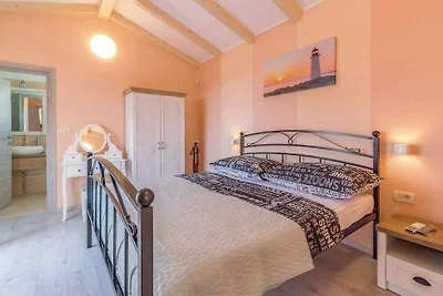 Villa mit Swimmingpool, Terrasse und Grill