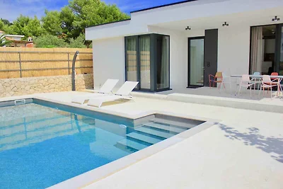 Ferienhaus mit Terrasse und Pool