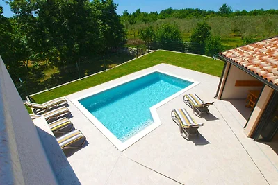 Villa mit Pool und Klimaanlage