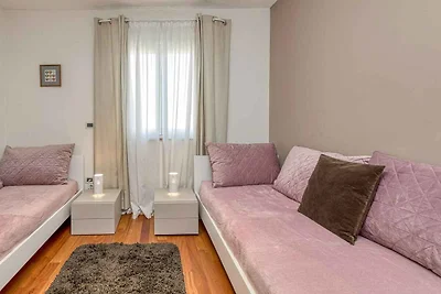 Apartment mit drei Schlafzimmern, Balkon und 