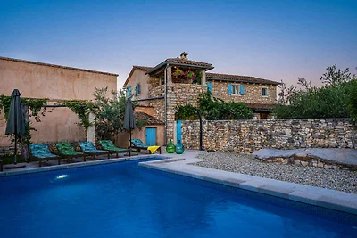 Villa mit Swimmingpool, Taverne und