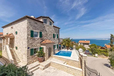 Villa mit Aussenpool und Meerblick