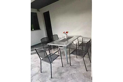 Ferienhaus mit Pool und Garten