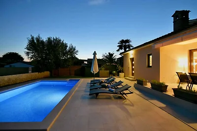 Ferienhaus mit Pool und Klimaanlage