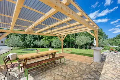 Villa mit Pool und Garten