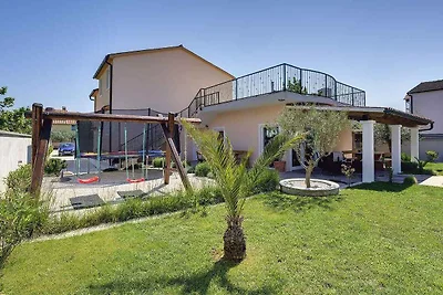 Villa mit Pool und Fitnessraum