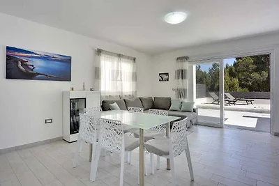Ferienhaus mit Terrasse und Pool