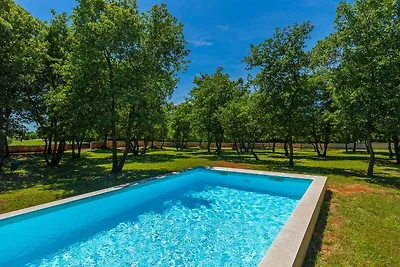 Villa mit Pool und grosszügigem Grundstück