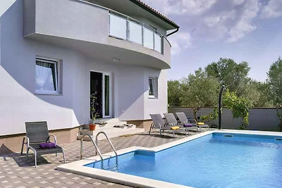 Villa mit Pool und Klimaanlage