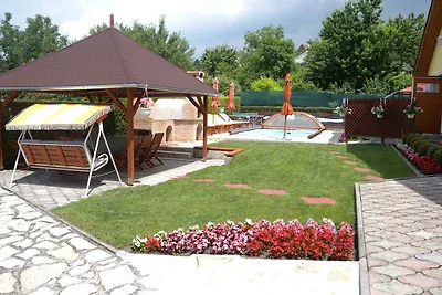 Ferienhaus mit Terrasse und Pool