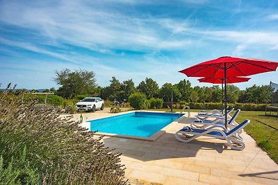 Ferienhaus mit Pool, Spielplatz und Terrasse