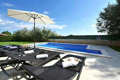 Ferienhaus mit Pool und Klimaanlage