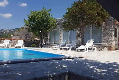 Villa mit Swimmingpool und Meerblick