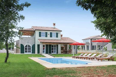 Ferienhaus mit Aussenpool und Grill