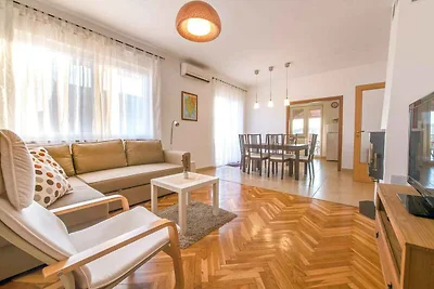 Villa mit Pool und Parkplatz