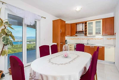 Ferienwohnung mit Pool und Meerausblick