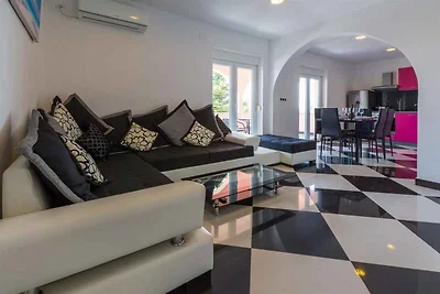Villa mit Pool und Klimaanlage
