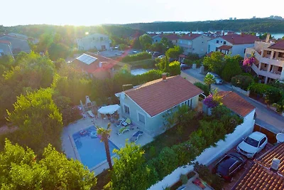 Ferienhaus mit Pool und Grill
