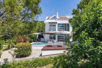 Villa mit Pool und Whirlpool