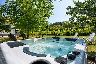 Ferienhaus mit Whirlpool und eingezäuntem