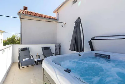 Ferienhaus mit Terrasse und Whirlpool