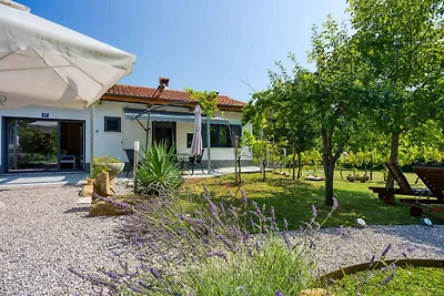 Ferienhaus mit Whirlpool und eingezäuntem