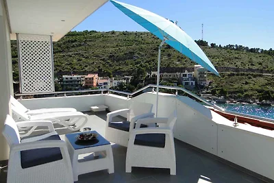 Ferienwohnung mit Pool und Meerblick