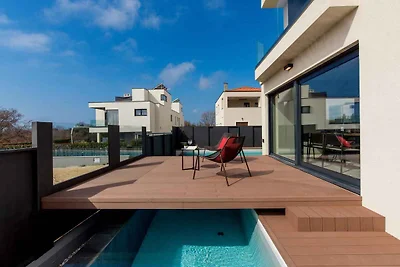 Villa mit Pool in Strandnähe