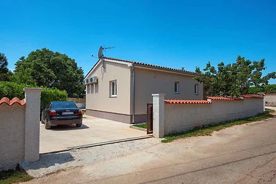 Villa mit Swimmingpool und grosser Terrasse