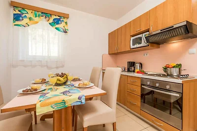 Gemütliches Ferienhaus Lucija in idyllischem