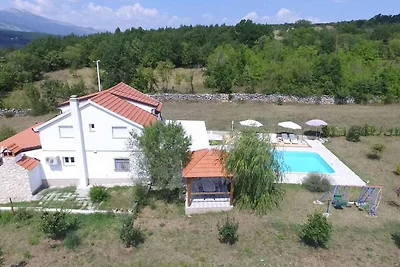 Villa mit Pool und Grillterrasse