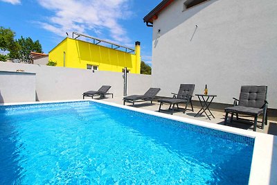 Ferienhaus mit Pool und Klimaanlage