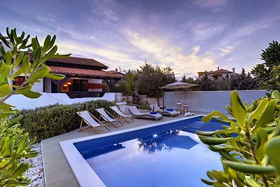 Villa mit Pool und Grill