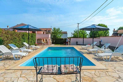 Villa mit Pool und Garten