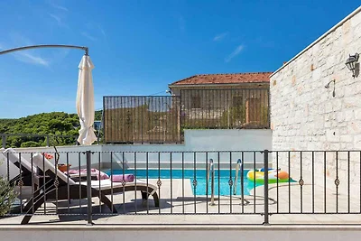 Villa mit Swimmingpool und Meerblick