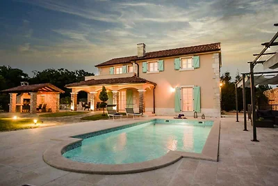 Villa mit Aussenpool und Klimaanlage