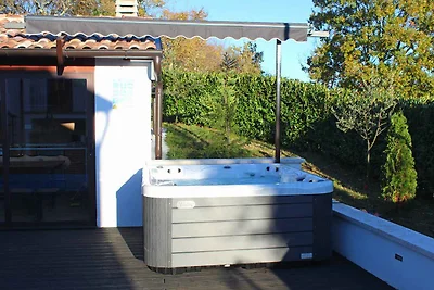 Villa mit Swimmingpool und Gartenküche