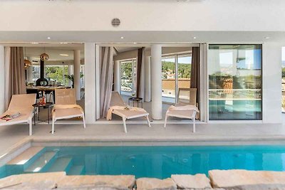 Villa mit Pool und Jacuzzi