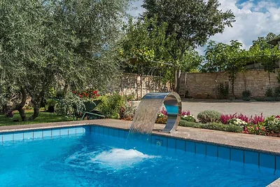 Ferienwohnung mit Pool und Garten zur gemeins