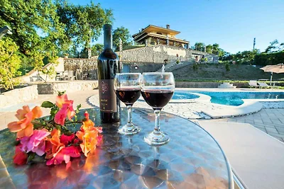 Villa mit Whirlpool und Aussenpool
