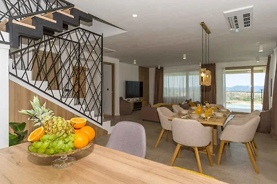 Ferienhaus mit Pool, Balkon und Grill