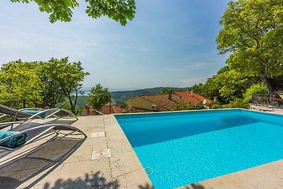 Villa mit Swimmingpool und Sonnenterrasse mit