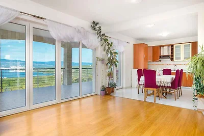 Ferienwohnung mit Pool und Meerausblick