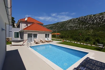Villa mit grossem Aussenpool